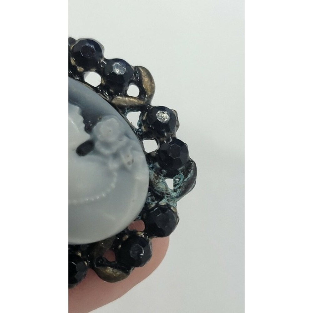 Vintage Blue And White Cameo Brooch Pin With Dark Blue Stones has Damage - Picture 5 of 10